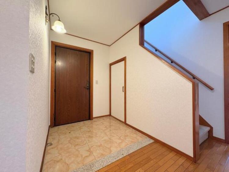 その他 ●〇お客様を迎える玄関は落ち着いた雰囲気。帰る度に洗練されたテイストの空間に迎えられ誇りと喜びを感じる玄関まわりです。そんな安らぎに満ちた生活空間を予感させる生活イメージが湧き出てきそうな物件です〇● 