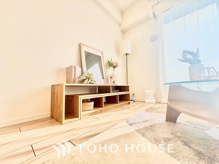 内装 叶えたかったのは落ち着きのあるナチュラルな風合い、そして開放感があるリビング。優雅な気分に浸れる幸せな時間を家族が自然と集まりたくなるこの空間で。