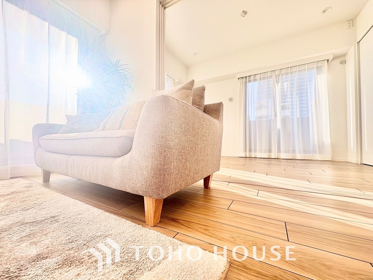 内装 使いやすく、明るい洋室に仕上がります。子供部屋や趣味のお部屋にご利用できます。ご自身で家具などを配置し、素敵な空間を創り上げられます。