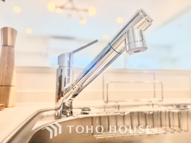 キッチン 広々としたキッチンのシンクは、料理の準備と片付けを楽にし、使いやすさを最大限に引き立てます。