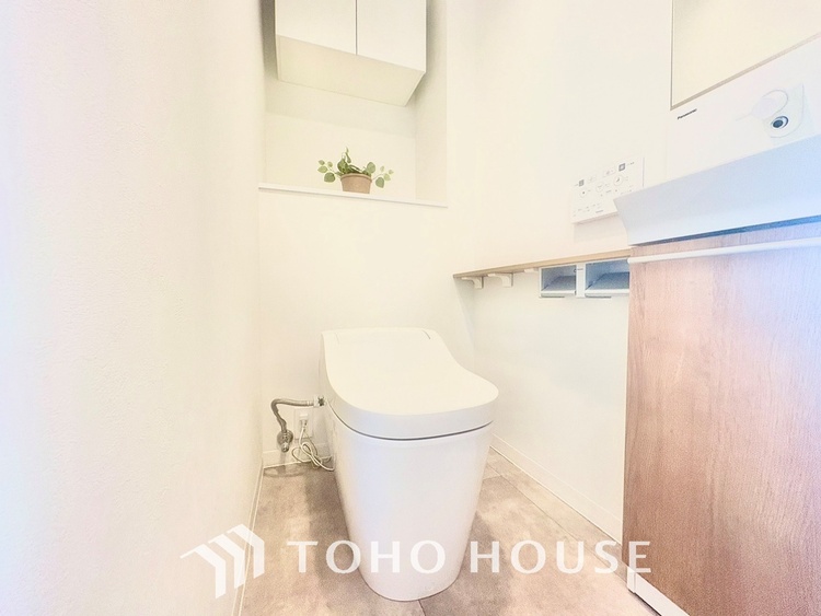 トイレ 清潔感あるホワイト調のクロスと温もり溢れるモダンカラーの床材が見事に調和した本邸宅は、毎日の生活を少しでも快適に過ごして頂ける様に落ち着いた雰囲気作りから行っています。