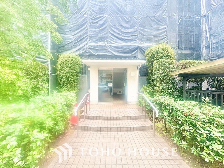 外観 【Entrance】お出かけとお戻りの際に必ず通る場所は全体的に穏やかで慎ましい印影。美しく光をアレンジした素敵なエントランスです。