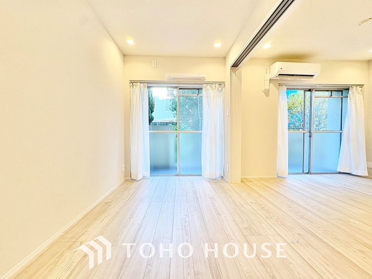 内装 風の通り道。舞い込んでくる風が優しく躍り、室内に爽やかな空気を運んでくる。そこに季節の息吹を感じて、いまがどんな季節なのかを実感する。