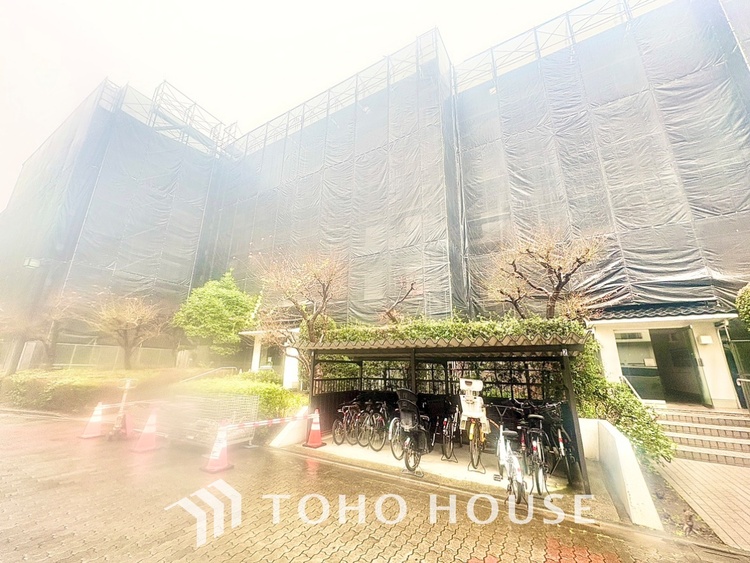 外観 【エントランス】よく手が行き届いたエントランス。出入りで必ず目にする場所だから、いつも清潔で管理されているのは嬉しいポイントですね