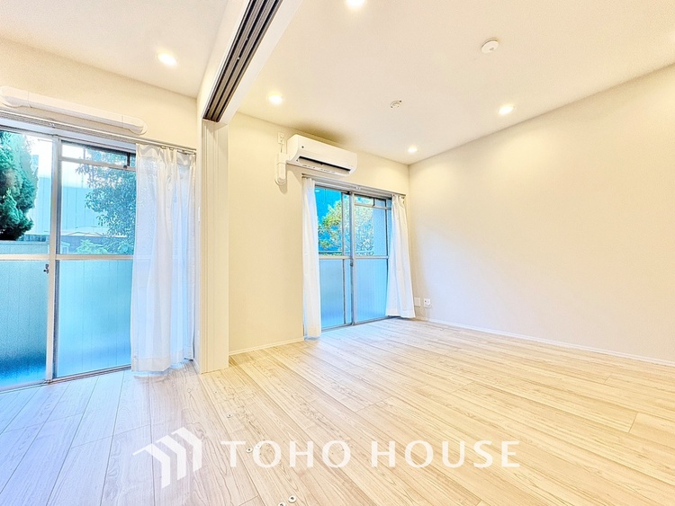 内装 叶えたかったのは落ち着きのあるナチュラルな風合い、そして開放感があるリビング。優雅な気分に浸れる幸せな時間を家族が自然と集まりたくなるこの空間で。