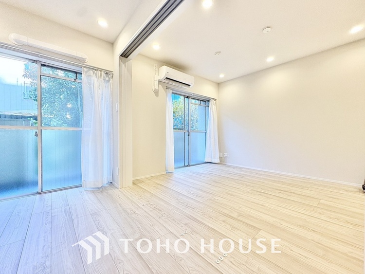 内装 ◆サンサンと◆差し込む太陽の光がこのリビングに笑いをもたらす。ソファの上のクッションがポカポカした暖気にぬくぬくと微睡んでいる。