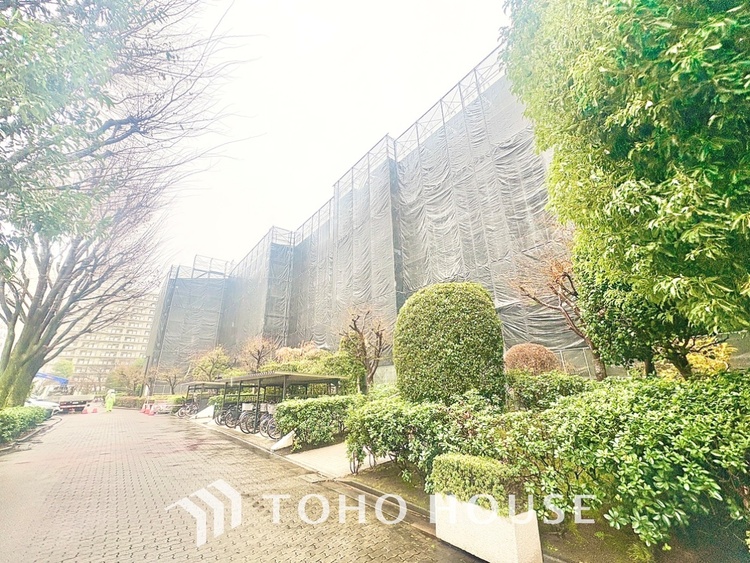 その他 【エントランス】よく手が行き届いたエントランス。出入りで必ず目にする場所だから、いつも清潔で管理されているのは嬉しいポイントですね