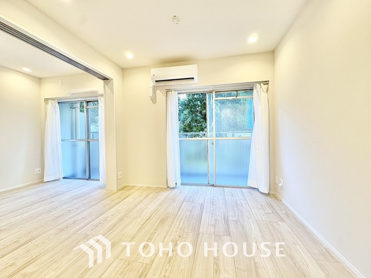 内装 ここはみんなが集い、食事と楽しい会話が始まる場所。話に夢中になりすぎて、ついつい時を忘れ、夜半過ぎになってしまう。そんな束の間の幸せを感じさせてくれます。