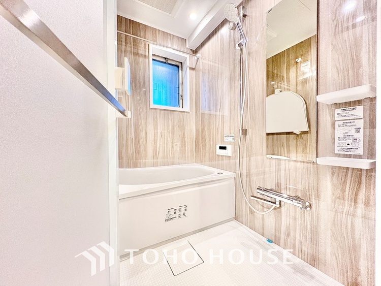 風呂 【浴室】《一日の疲れを落としてくれる場所は、落ち着く場所でなければならない》　高級感溢れるカラーと大きさ・柔らかな曲線で構成された半身浴も楽しめるバスタブが心地よさをもたらします。