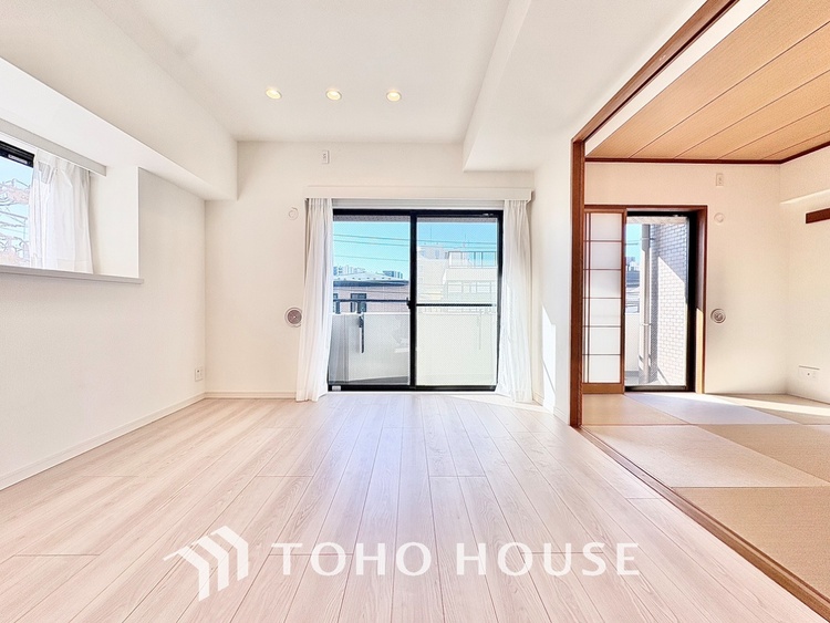 内装 【living】居心地のいい暮らしには欠かせない眩い採光。ゆったりとした幅の窓からこの空間に降り注ぐ採光が絶えない。明るいリビングこそ居心地のいい暮らしが待っているのだと思う。