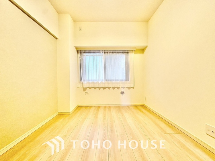 内装 使いやすく、明るい洋室に仕上がります。子供部屋や趣味のお部屋にご利用できます。ご自身で家具などを配置し、素敵な空間を創り上げられます。