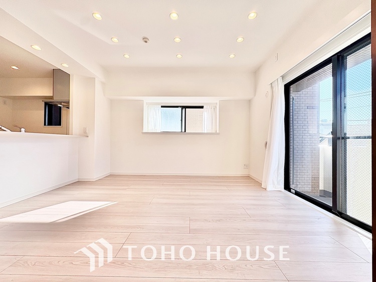 内装 ここはみんなが集い、食事と楽しい会話が始まる場所。話に夢中になりすぎて、ついつい時を忘れ、夜半過ぎになってしまう。そんな束の間の幸せを感じさせてくれます。