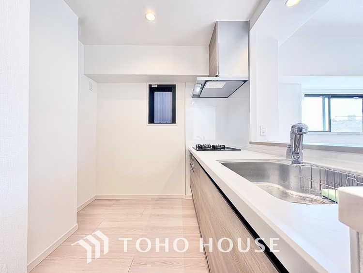 キッチン 手元の収納から、足元の収納までが全てスライド式で、奥のスペースまで有効に活用できます。奥まで上から見渡せるので、たまにしか使わない調理器具もサッと取出せます。