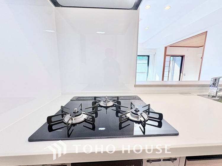 キッチン キッチンは家族の絆を育む大切な空間。シンプルで使い易いシステムキッチンで愉しく作る料理は愛情のある美味しいご馳走に。家族で使えるダイニングキッチンです。