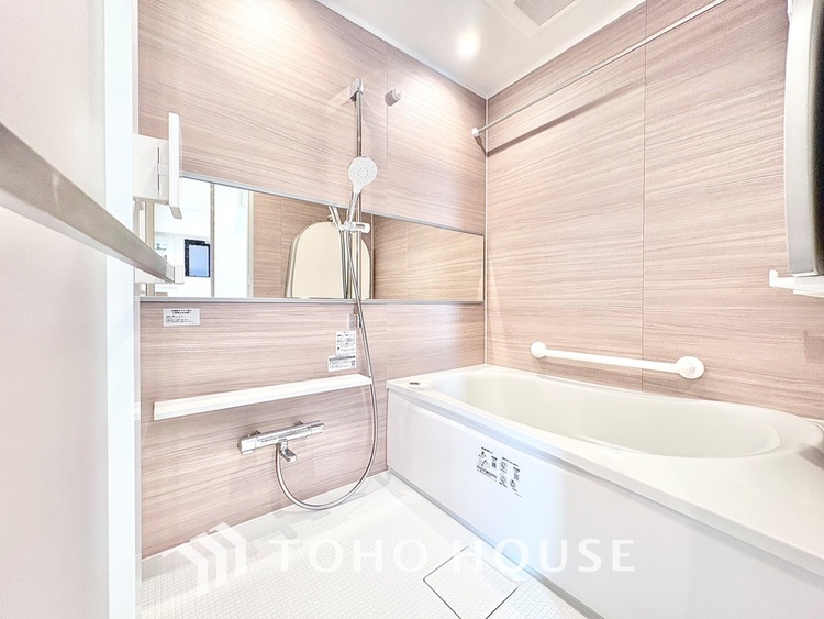 風呂 【浴室】《一日の疲れを落としてくれる場所は、落ち着く場所でなければならない》　高級感溢れるカラーと大きさ・柔らかな曲線で構成された半身浴も楽しめるバスタブが心地よさをもたらします。