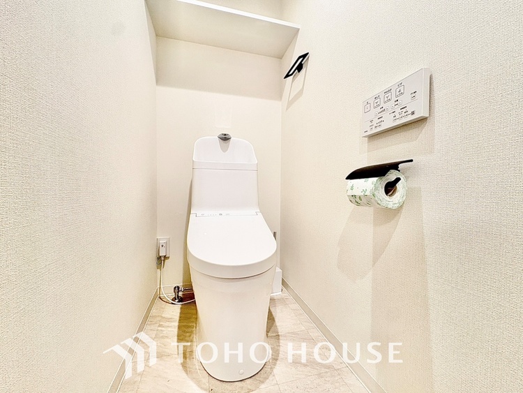 トイレ 清潔感あるホワイト調のクロスと温もり溢れるモダンカラーの床材が見事に調和した本邸宅は、毎日の生活を少しでも快適に過ごして頂ける様に落ち着いた雰囲気作りから行っています。