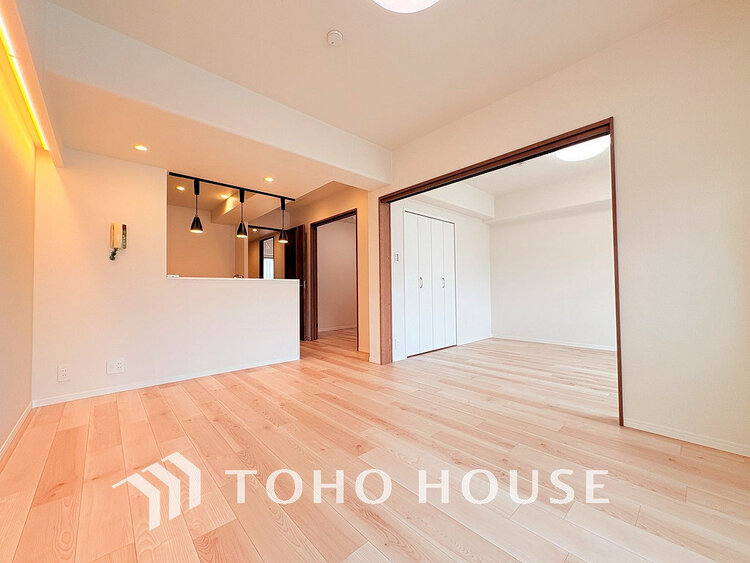 内装 上質な時間を育む暮らしのメインステージ。寛ぎとコミュニケーションを育む居心地のよい場所