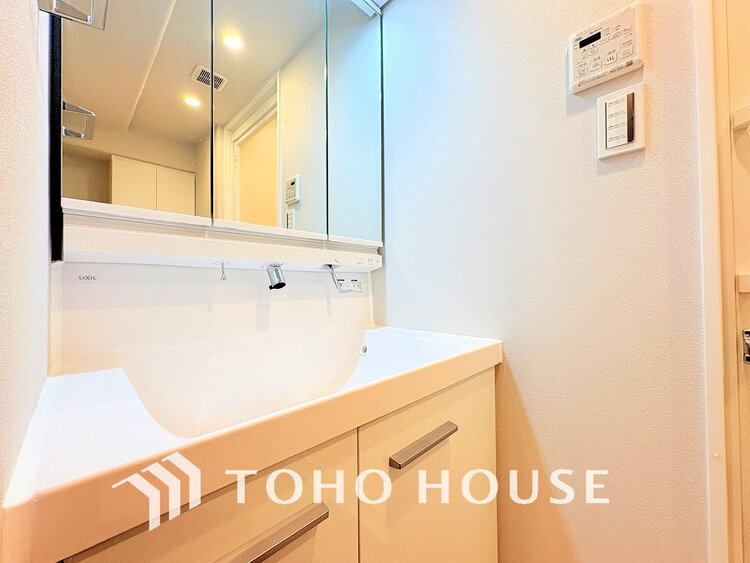 洗面 白を基調とした清潔感のある洗面室で朝の身支度を