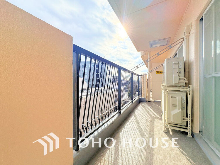 バルコニー 日当たりの良いバルコニーで晴れの日の洗濯物も楽しみになりますね