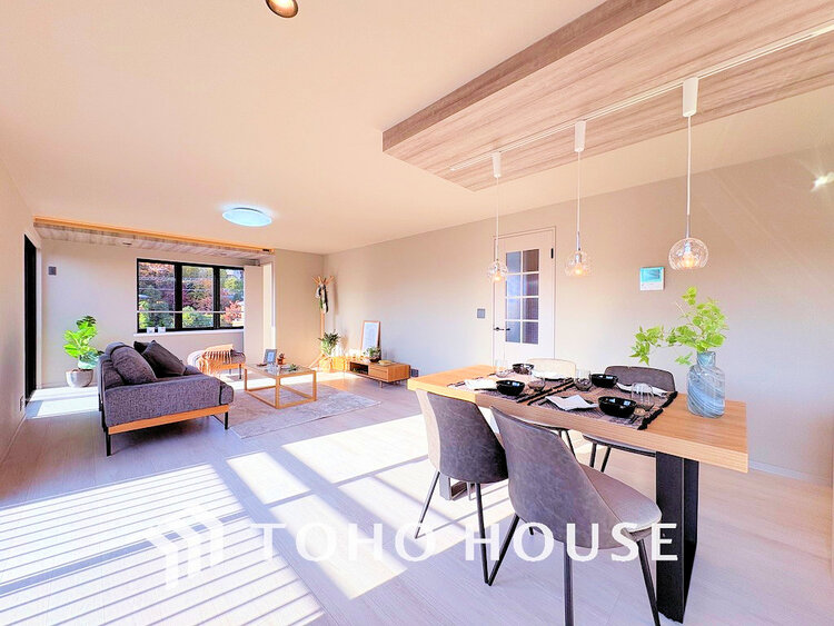 内装 上質な時間を育む暮らしのメインステージ。寛ぎとコミュニケーションを育む居心地のよい場所