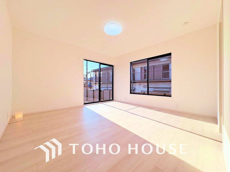 内装 採光もある洋室は、くつろぎのひと時を過ごすのにぴったり