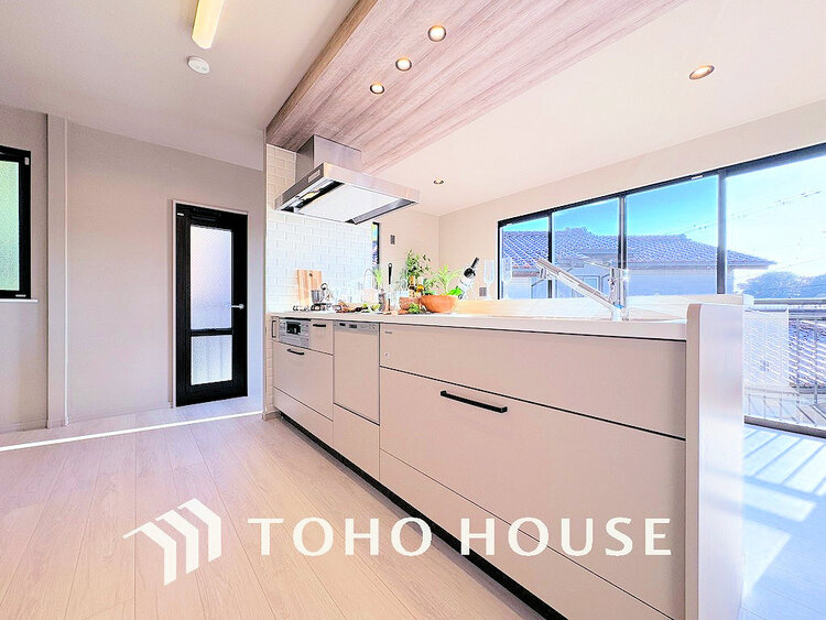 キッチン シンプルな部屋の雰囲気に溶け合うナチュラルキッチン