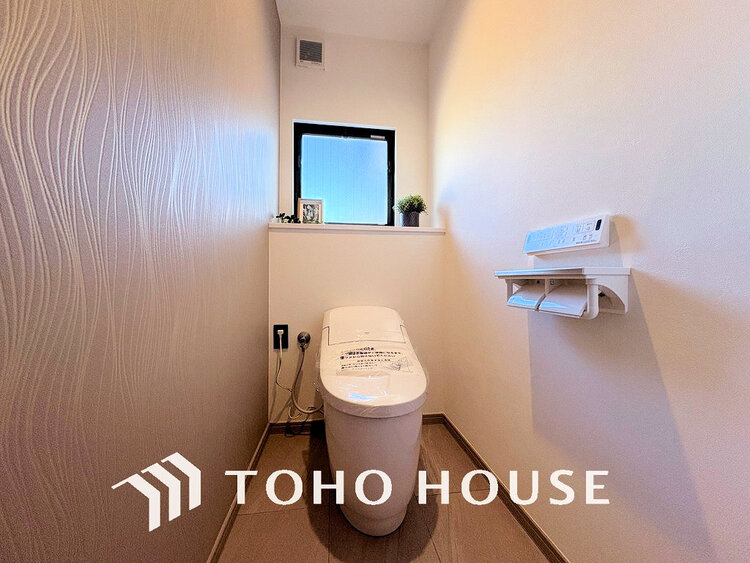 トイレ 白いクロスにより清潔感のあるトイレ