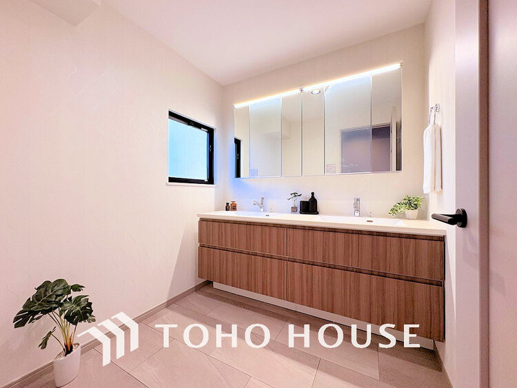 洗面 広々とした洗面スペースで朝の身支度を