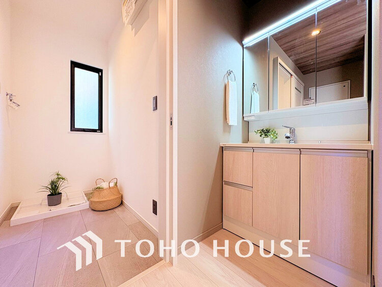 洗面 落ち着きのある色合いでまとめられた洗面室