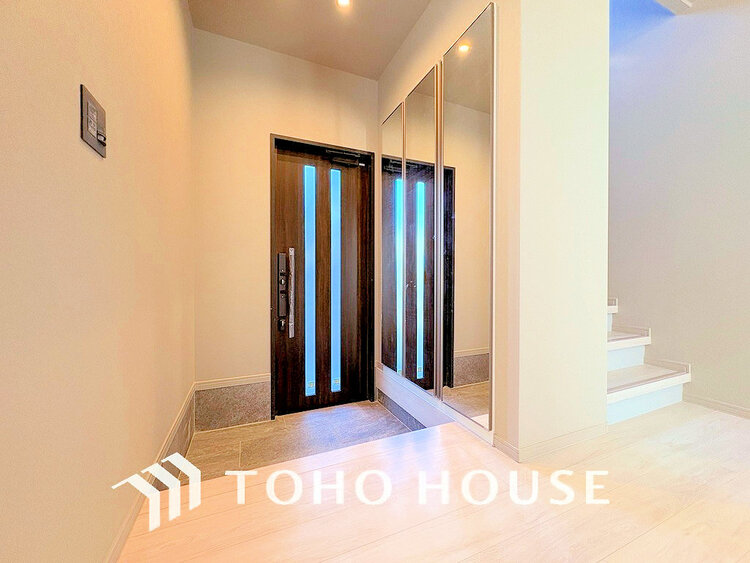 玄関 飾リ過ぎないシンプルな内装と偏り過ぎないデザインの玄関