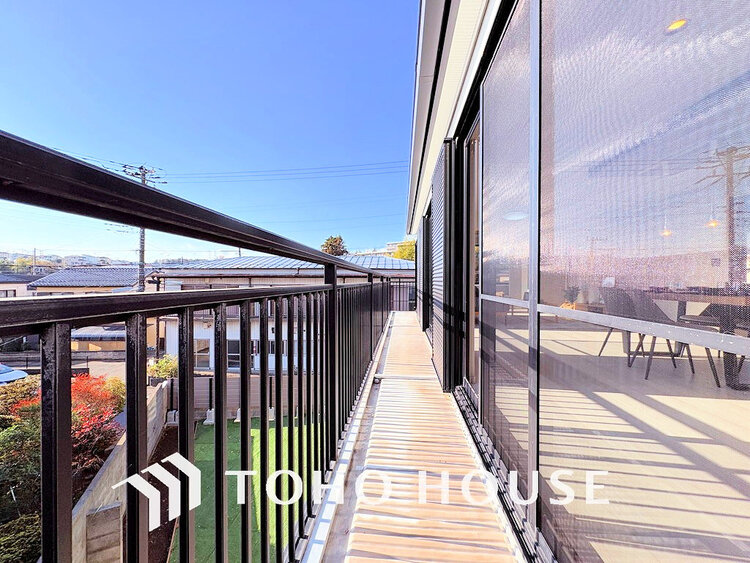 バルコニー 日当たりの良いバルコニーで晴れの日の洗濯物も楽しみになりますね