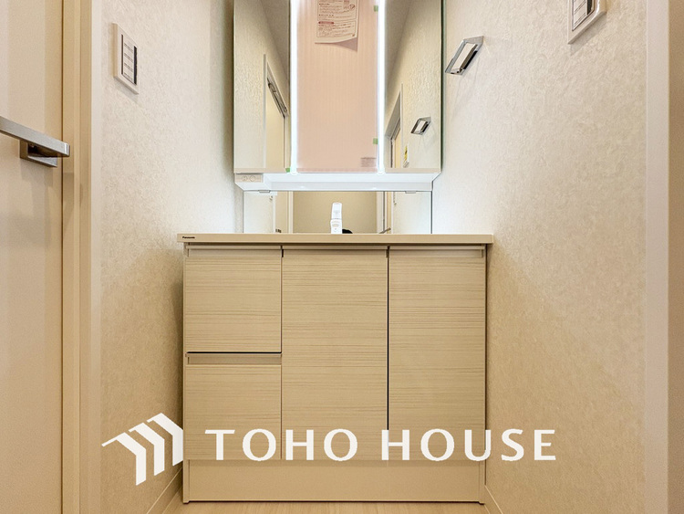 洗面 新規設置の洗面化粧台。収納豊富で使い勝手の良い3面鏡です