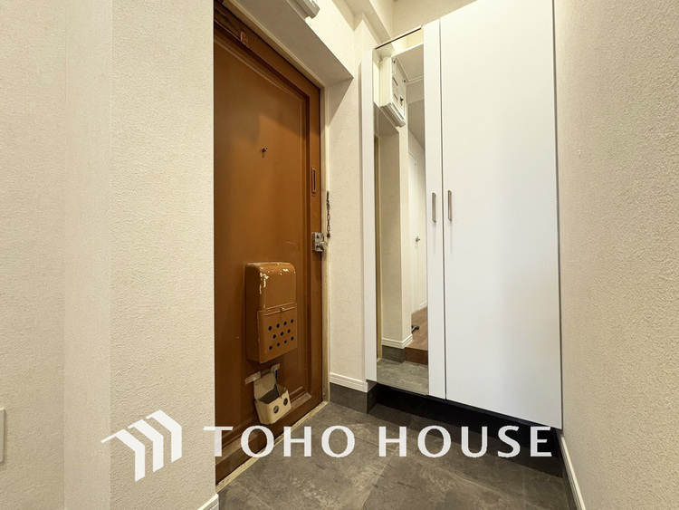 玄関 飾り過ぎないシンプルな内装の玄関