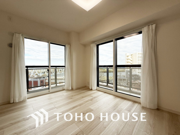 内装 採光もある洋室は、くつろぎのひと時を過ごすのにぴったり