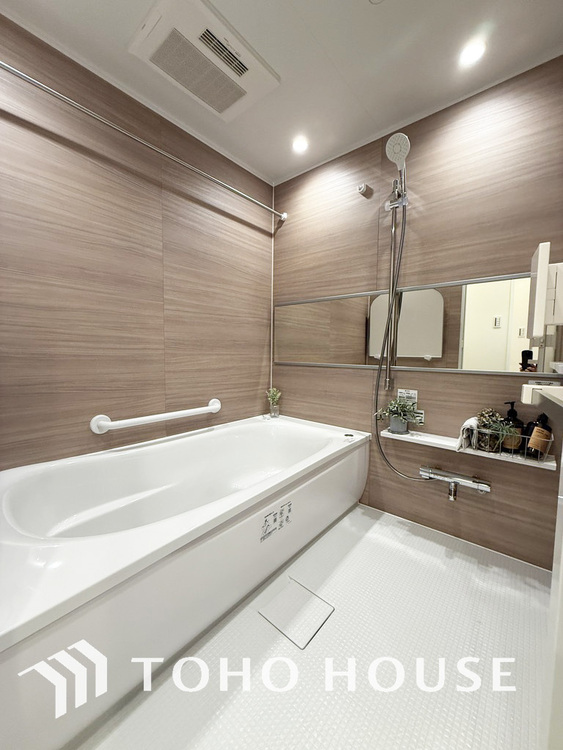 風呂 一日の疲れを癒すバスルームは、心地よいリラックスを叶える清潔感溢れる空間