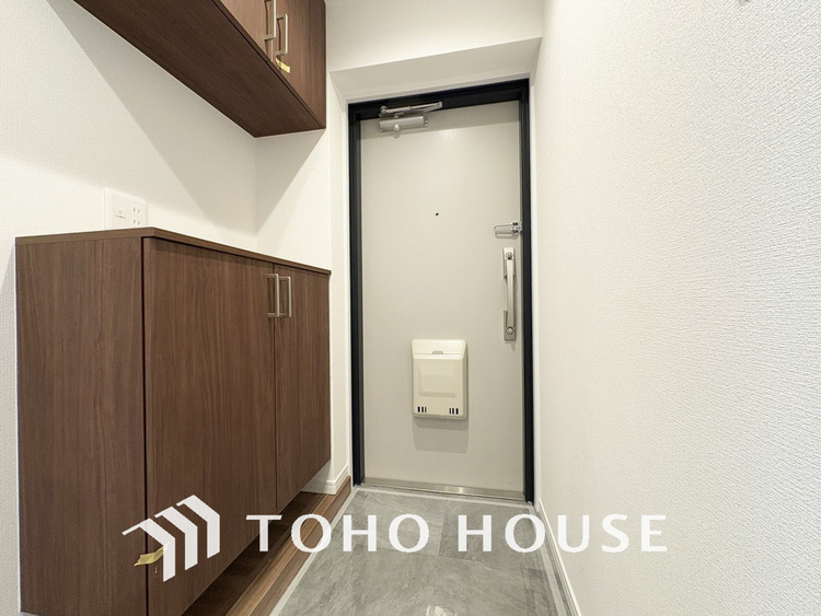 玄関 飾り過ぎないシンプルな内装の玄関