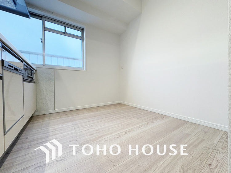 キッチン 料理を楽しむキッチンスペース。背面にはゆとりがあるので、冷蔵庫やカップボートを置いていただけます