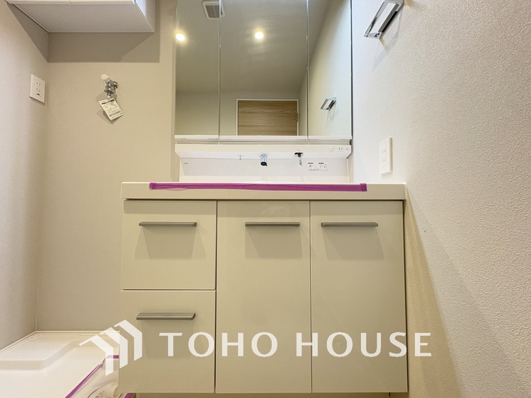 洗面 新規設置の洗面化粧台。収納豊富で使い勝手の良い3面鏡です