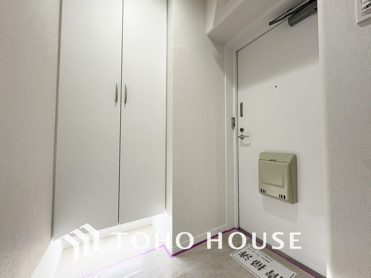 玄関 飾り過ぎないシンプルな内装の玄関