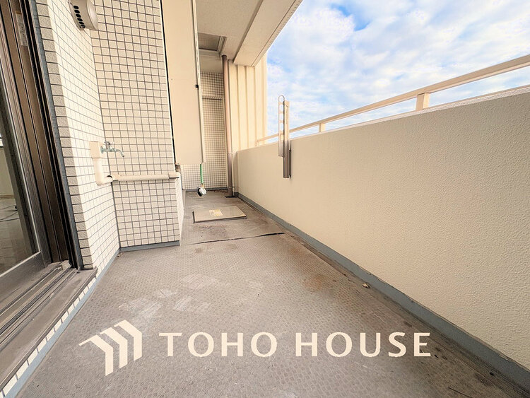 バルコニー 日当たりの良いバルコニーで晴れの日の洗濯物も楽しみになりますね