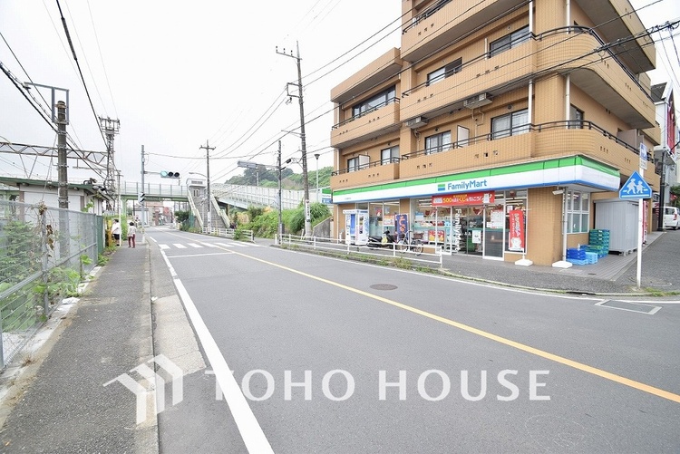 周辺 ファミリーマート 花月総持寺駅前店　距離350ｍ