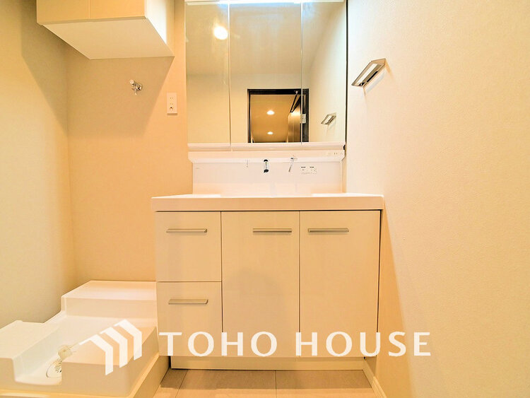 洗面 白を基調とした清潔感のある洗面室で朝の身支度を