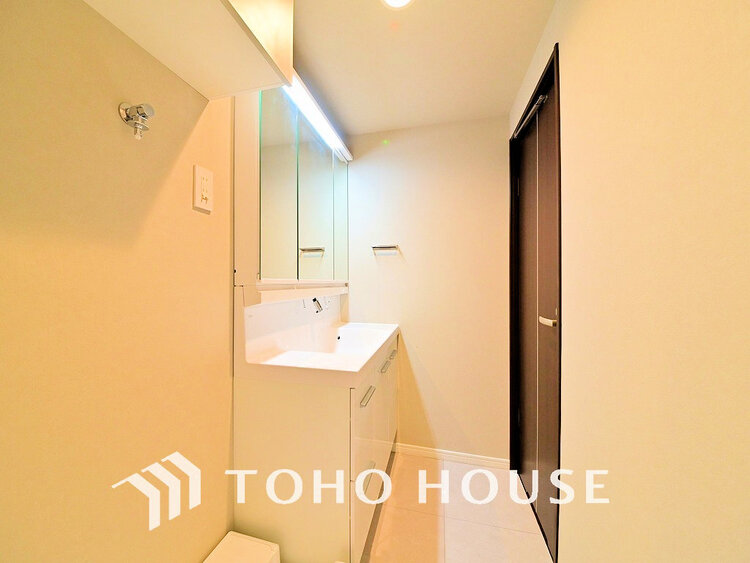 洗面 落ち着きのある色合いでまとめられた洗面室