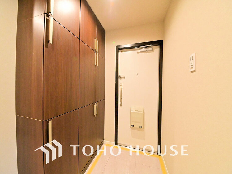 玄関 落ち着いた雰囲気の玄関、家族の帰りを暖かく迎えてくれます