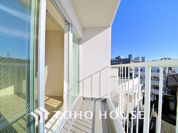 バルコニー 日当たりの良いバルコニーで晴れの日の洗濯物も楽しみになりますね