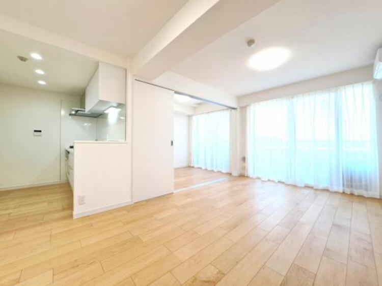 居間 LDK13.6帖　家族が集まるリビングは明るい陽射しと風が入る窓配置で安らげる空間を演出します。