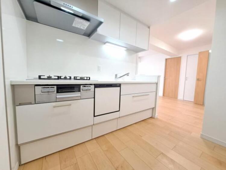 キッチン 広々としたキッチンスペース。食洗機と浄水器が付き、収納力もあるキッチンはお料理が捗ります。