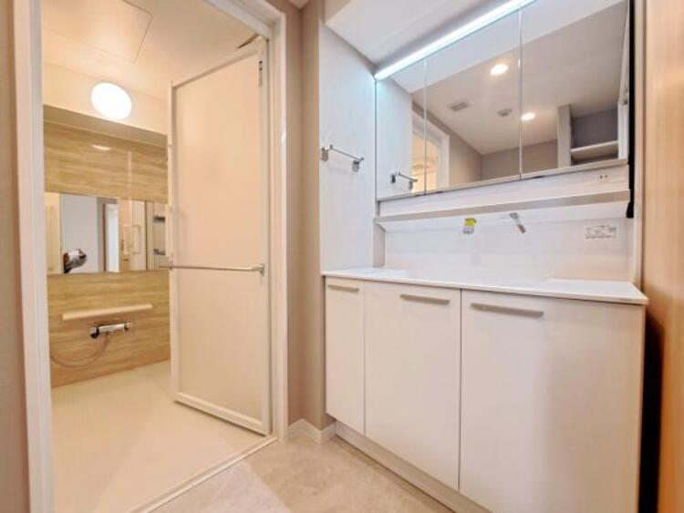 洗面 三面鏡の裏は機能的な収納を配置。コンセントも付いているため電動シェーバーや電動歯ブラシも収納できます。