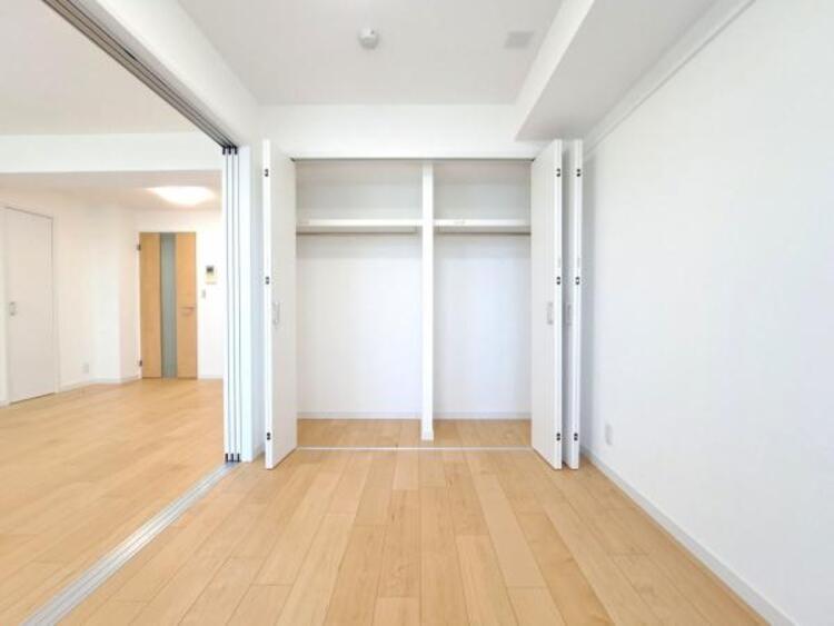 収納 大きなクローゼット。お子様のオモチャはもちろん、パパのスーツやママのバッグまでたっぷり収納できそうですね。