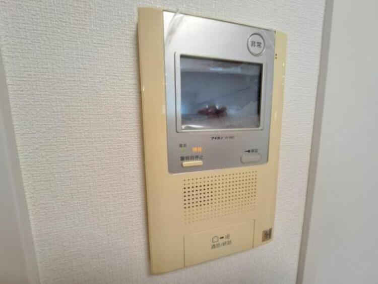 設備 TVモニター付インターホン　来訪者を確認できるTVモニター付インターホン。特に奥様やお子様だけでの在宅が多いご家族には必需品。録画機能付きなら後から確認もできます。